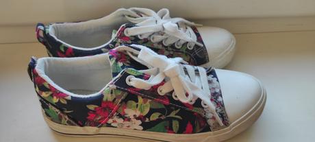 Kvietkovane tenisky, 37