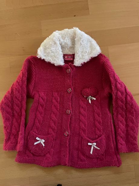 Sveter s kožušinovým golierom, 104