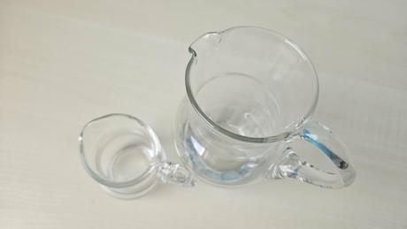 Dva malé džbánky z číreho skla, 