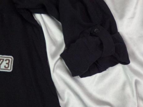 Kvalitná čierna roll-up blúzka, s