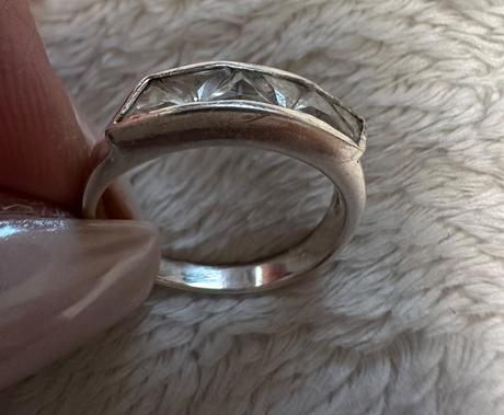 Strieborný prsteň s bielymi kamienkami, 