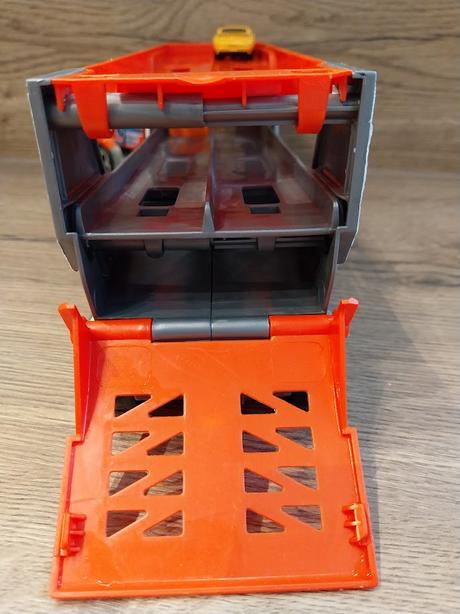 Vystrelovaci kamion hot wheels,
