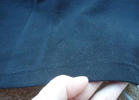 Čierna mini sukňa z pevného úpletu, s