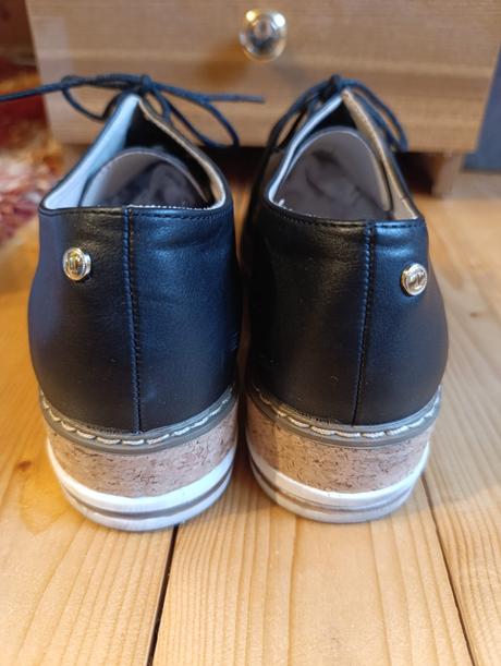 Kožené dámske topánky - veľ. 38 - zn. tata italia, 38