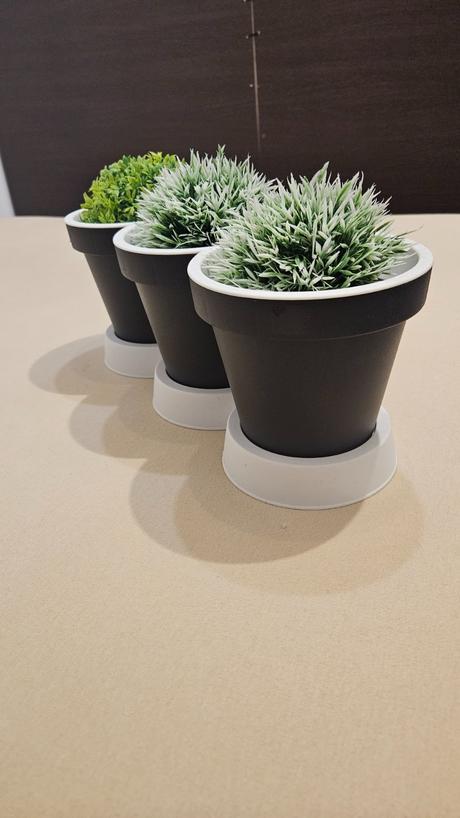 Kvetináč na bylinky, alebo umelé kvety, 