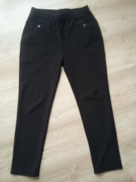 Krásne čierne nohavice s jemnými bodkami, m