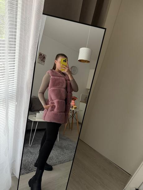 Krátka ružová kožušinová vesta,