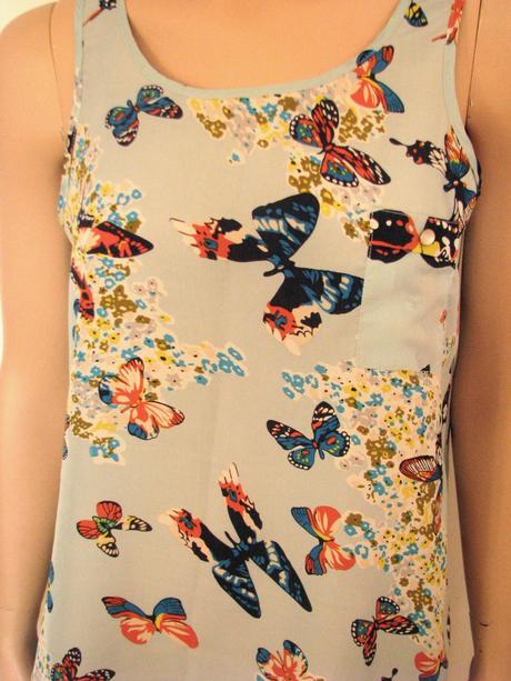 Svetlomodrý top s motýľmi, 38