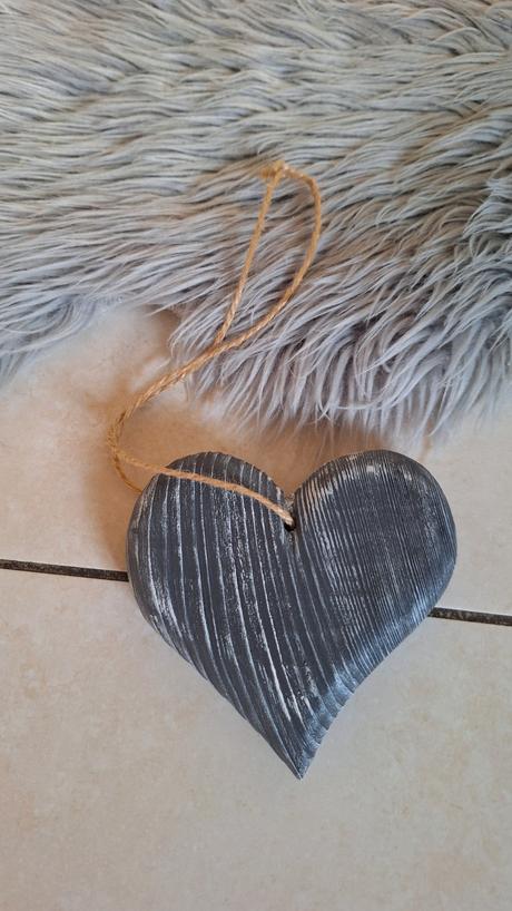 Drevené závesné srdce,