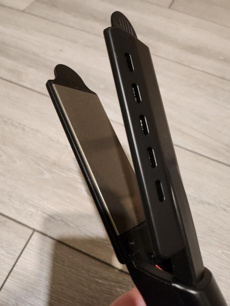 Keramická žehlička na vlasy,