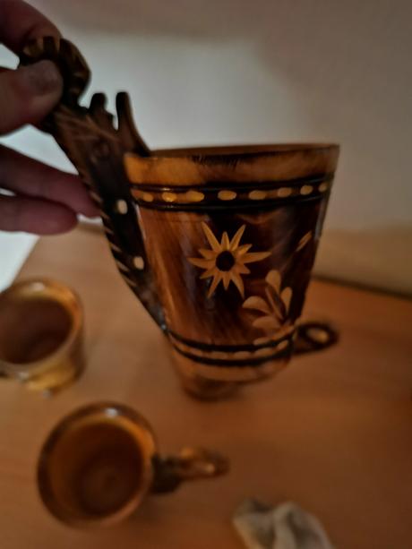 Drevené vyrezávané hrnčeky, 