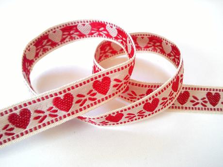 Vyšívaná bavlnená srdiečková stuha 15 mm, 