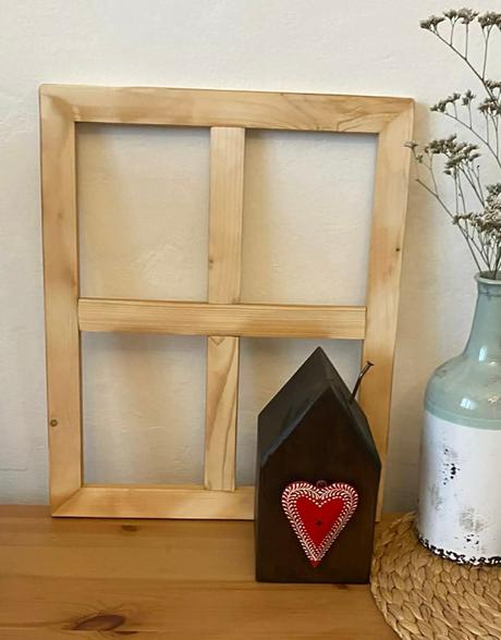 Drevený dekoračný domček a drevené okienko, 