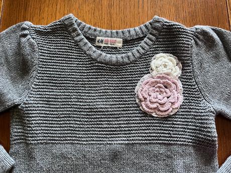 Teplé pleteninové šaty s čipkou a ružami 122/128, h&m,122