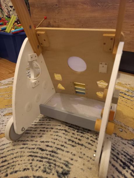 Drevene choditko s aktivitami janod, 