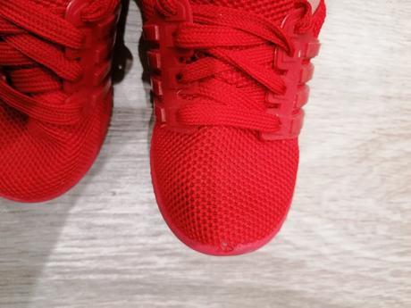 Červené tenisky, 27