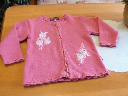 Svetrík s 3d kvietkami., 92