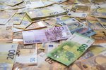 Existujú ľudia s hodnotou majetku pod 300 000 eur?