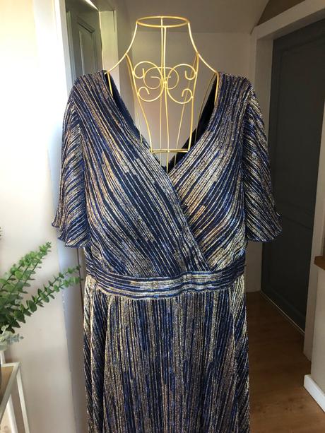 Tmavomodré šaty so zlatými detailami, 48