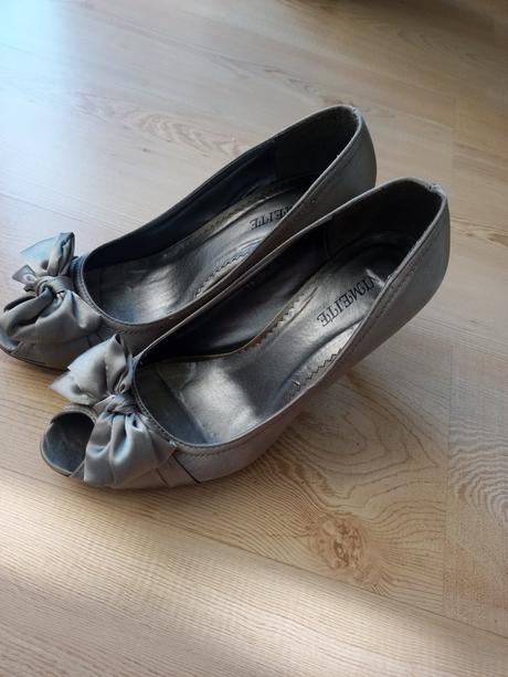 Elegantne strieborno sede lodicky s maslou, 39