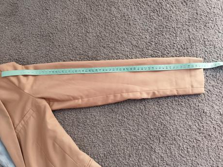 Béžové sako, 36