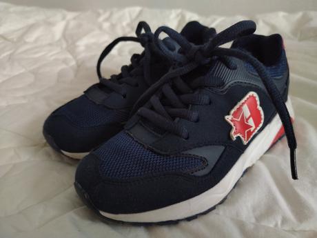 Tmavomodré tenisky, 29