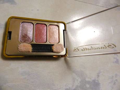 Perleťové očné tiene/rozjasňovače 3 ks,