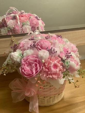 Veľká mydlova kytica v pletenom priborniku, 