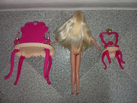 Kozmetický stolík s bábikou, 