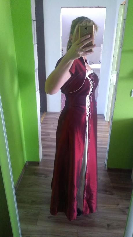 Bordove plesove saty, l