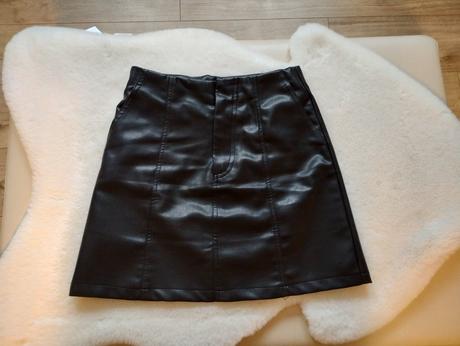 Koženková minisukňa, 34