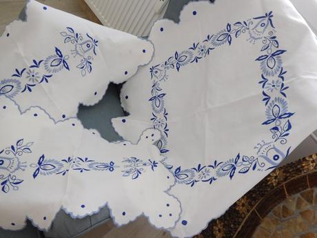 Set obrusov, modrý vzor na bielom plátne, 