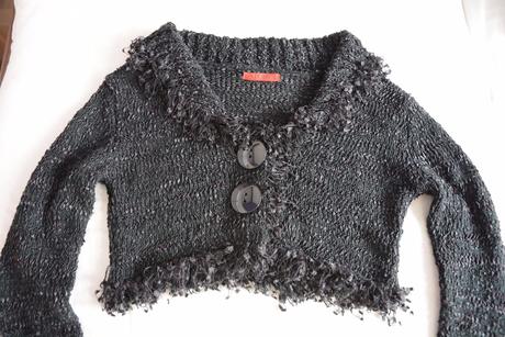 Krátky čierny svetrík, m