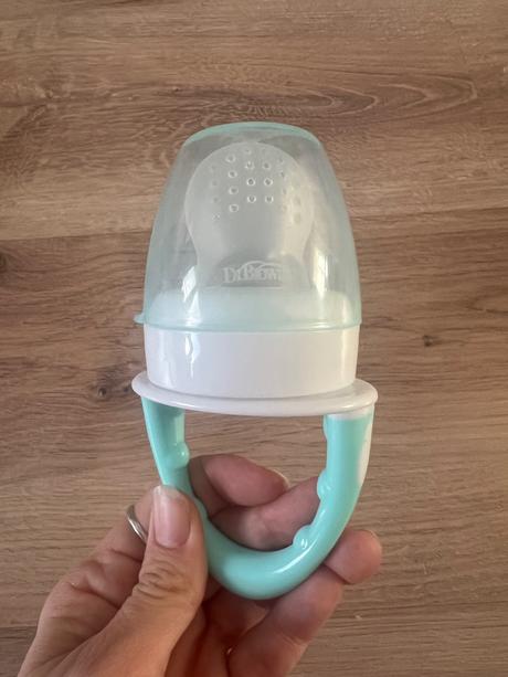 Podbradníky, fľaša, misky, príbor, 