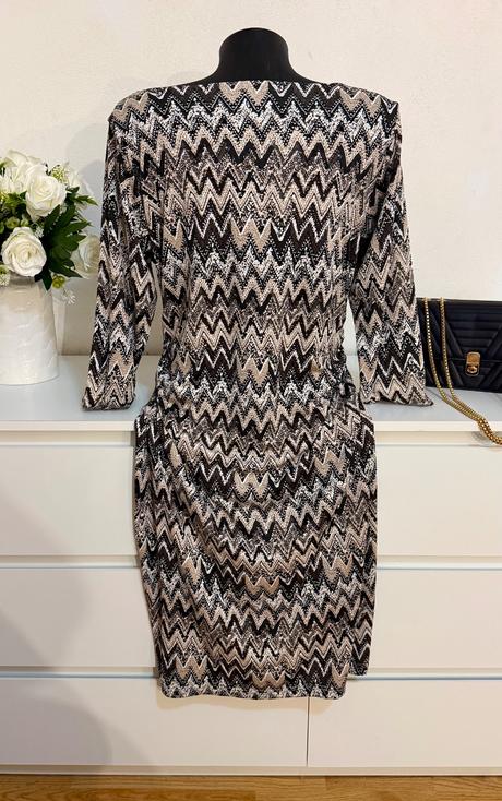 Elegantné šaty fransa s drapovaným výstrihom, l