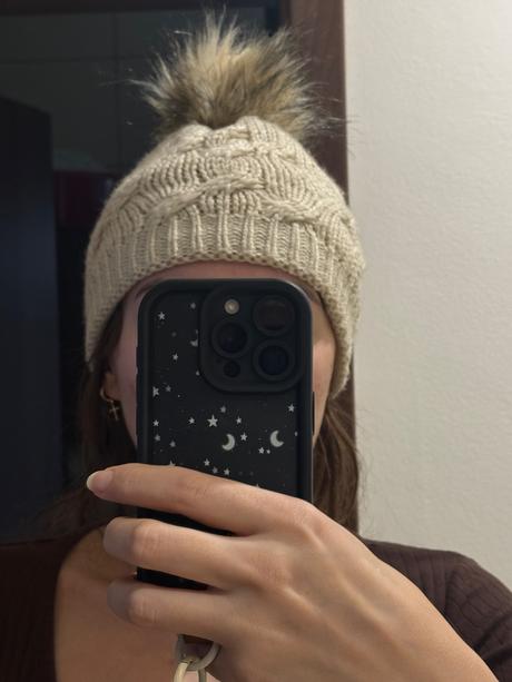 Dámska zimná čiapka s brmbolcom, s