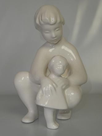 Keramická soška dievčatko s bábikou,