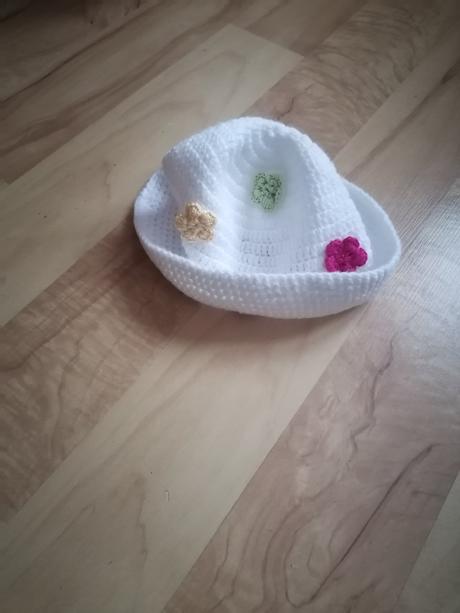 Háčkovaná čiapočka ( klobúčik) s kvetinkami 86/92, 86