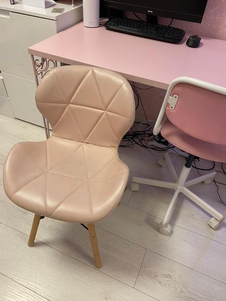 Ružový písací stôl,