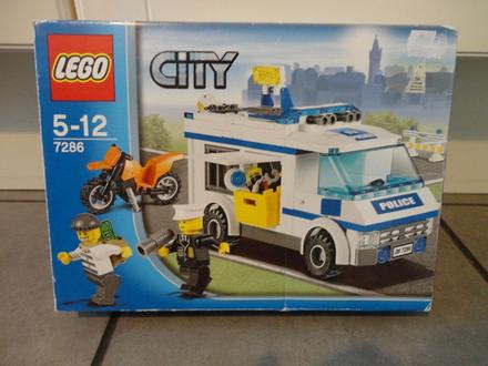 Lego policajné auto - preprava väzňa, 