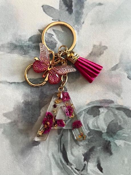 Ručne vyrobené živicové kľúčenky, 