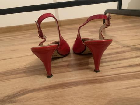 Červené lodičky, 40