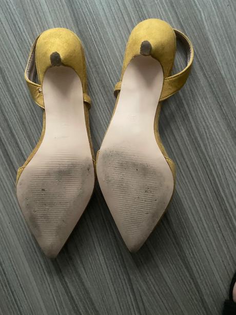 Žlté poltopánky, 36