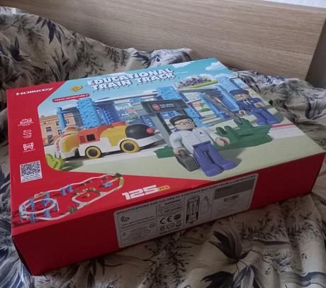 Vlacikovu drahu s vlacikom. vlacik ide na 2x 1,5v, 