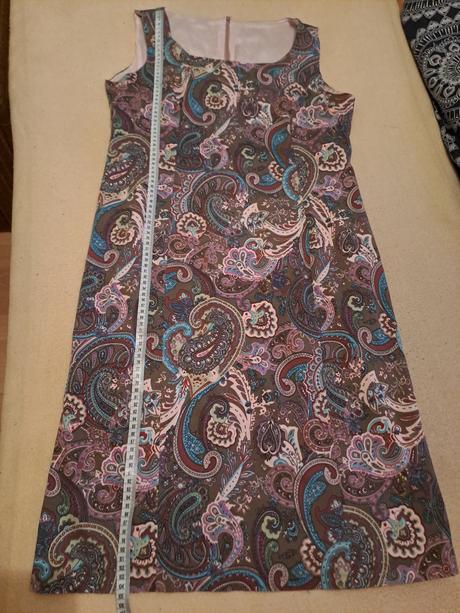 Šaty bez rukávov, 42