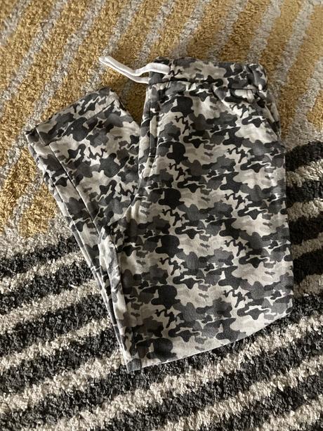 Maskáčové tepláky, sinsay,140