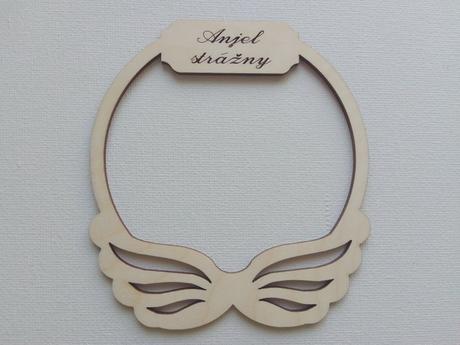 Drevené anjelské krídla s kruhom a nápisom, 