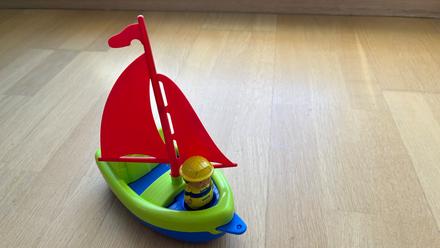 Plastová plachetnica s postavičkou,