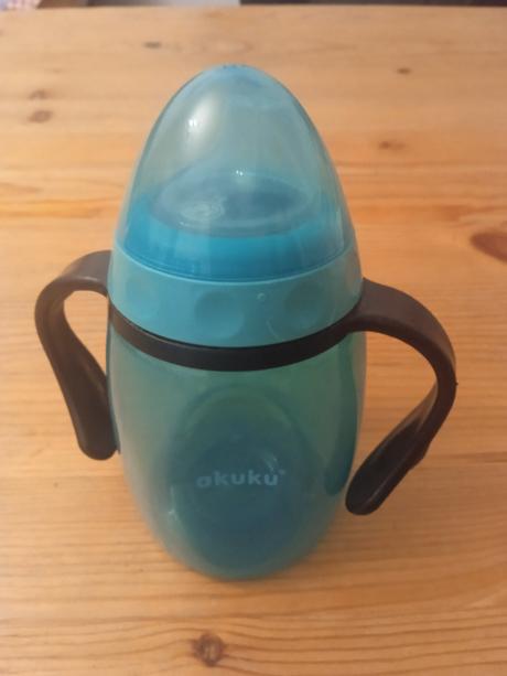 Naklonený hrnček akuku, 