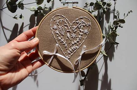 Pod obrúčky vyšívaný symbol lásky, 